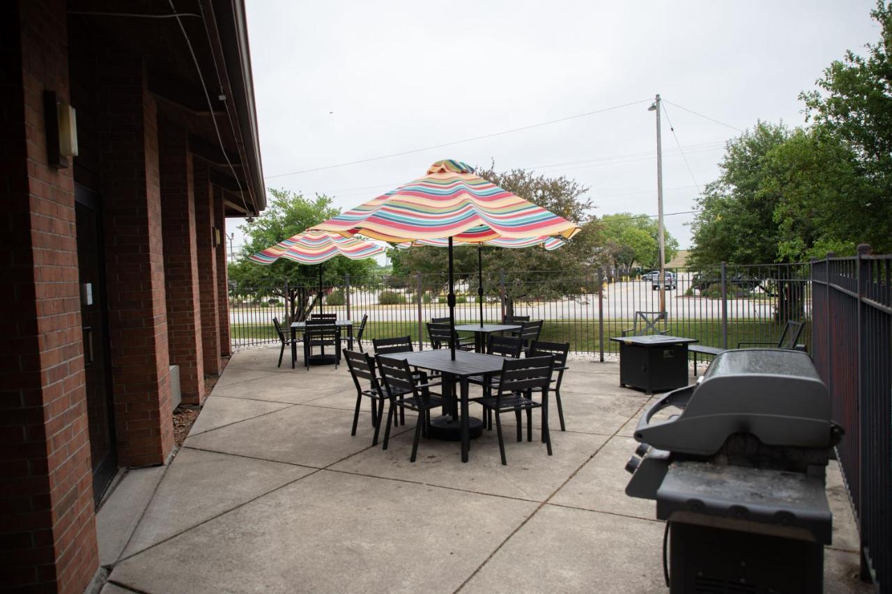 Lomira Inn And Suites Exterior foto